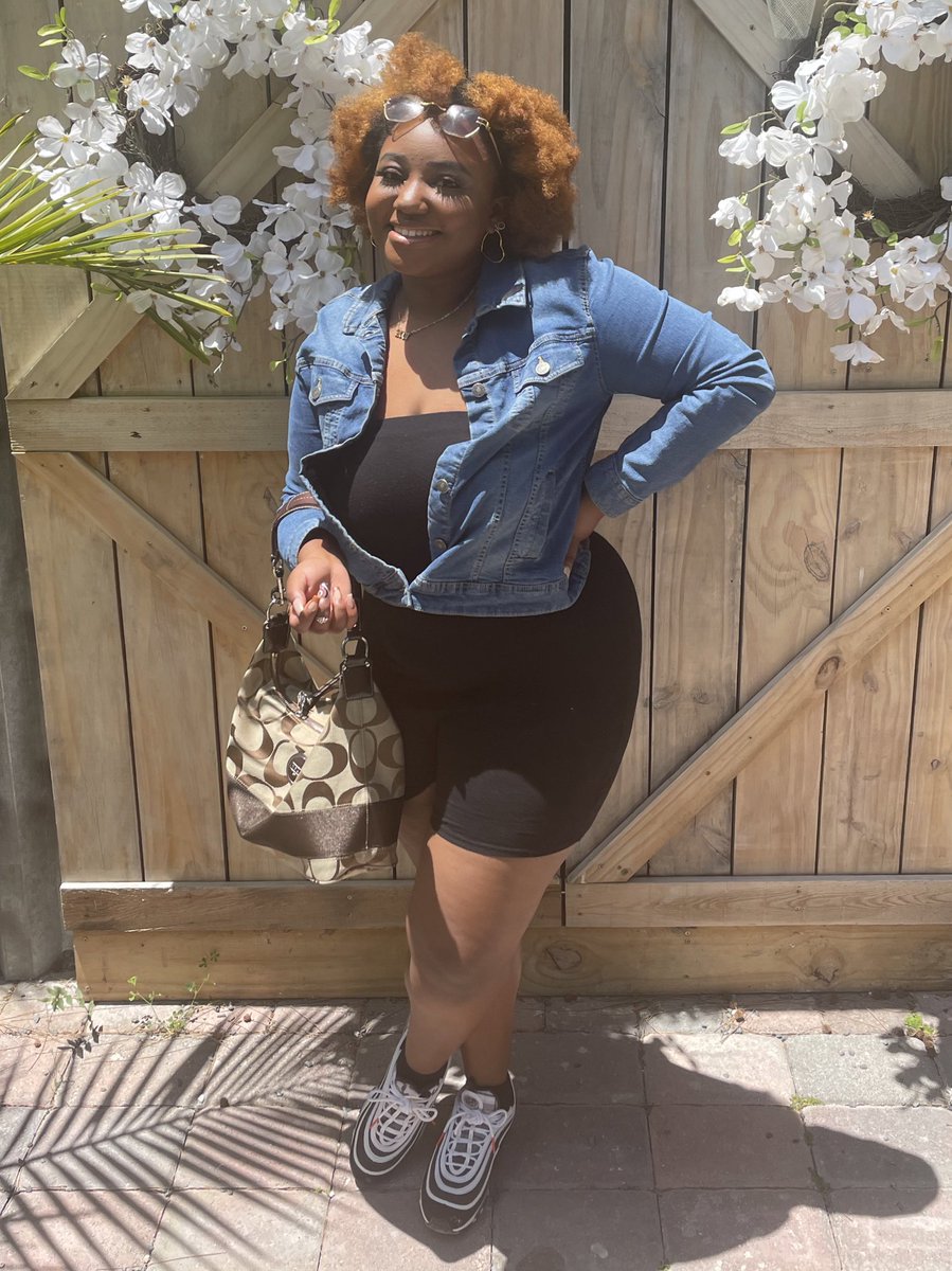 JNiseTheArtise's tweet photo. Trinity (Miss 910 Aggies) here 👋🏾🤩
- Junior
-Animal Science
- 2-6 born Bucktown raised 📍 https://t.co/jDfykwGVt3