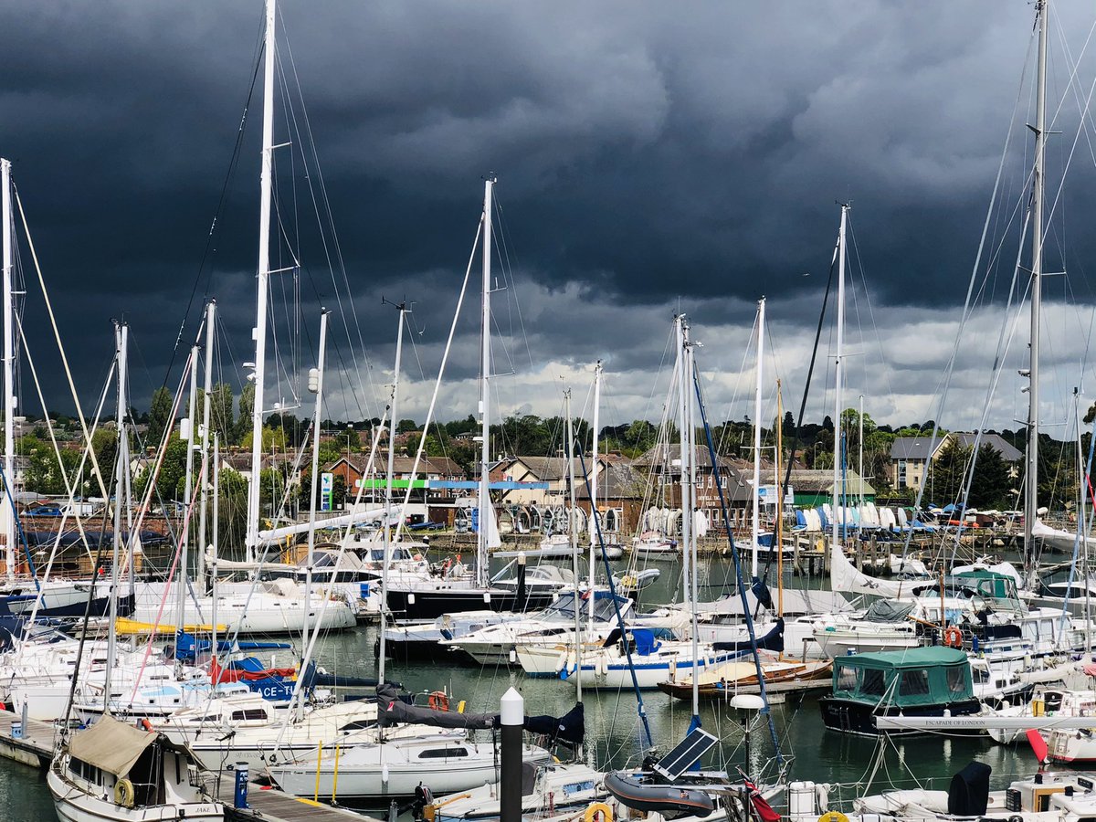 Very stormy skies in #Ipswich this morning! ⛈ <a href="/Foxs_Marina/">Fox's Marina & Boatyard</a> <a href="/EADT24/">East Anglian Daily Times</a> <a href="/BBCLookEast/">BBC East</a> <a href="/ipswichstar24/">Ipswich Star</a>