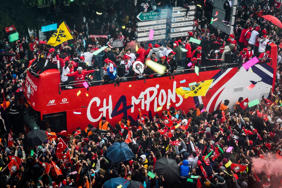 brfootball's tweet photo. Lille fans packed the city streets as they celebrated their team’s first Ligue 1 title in 10 years. https://t.co/emjWhJOhW3
