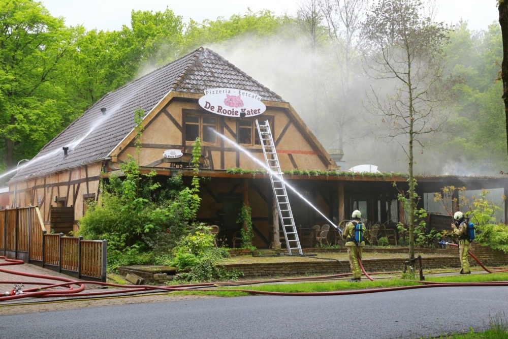 Breaking: Van Oost Media: Grote brand in Pizzeria / Eetcafé De Rooie Kater in Zuidlaren (video)..