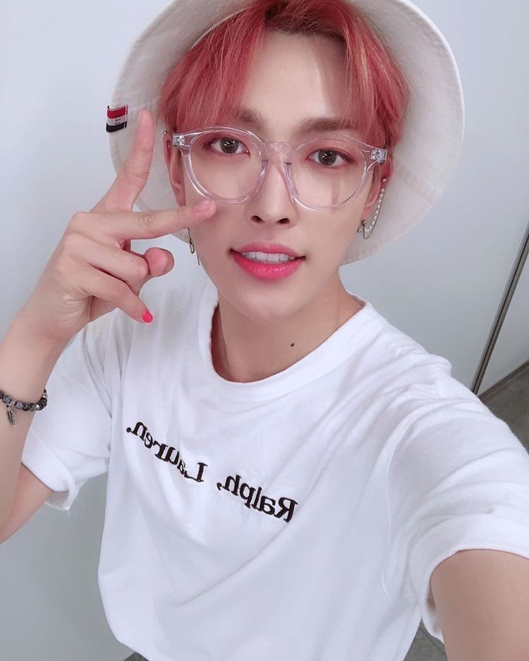 Only_Hongjoong's tweet photo. If the duality has a name, it gonna be KIM HONGJOONG
A thread ✨✨ 

@ATEEZofficial
@ATEEZofficialjp
 #ATEEZ #에이티즈 #ATINY #에이티니 #HONGJOONG #김홍중
#홍중 #HongjoongWorldDomination
#Hongjoong_MyLight
#Hongjoong_Best_Leader
#Hongjoong_myEverything https://t.co/0EaPcEWBU5