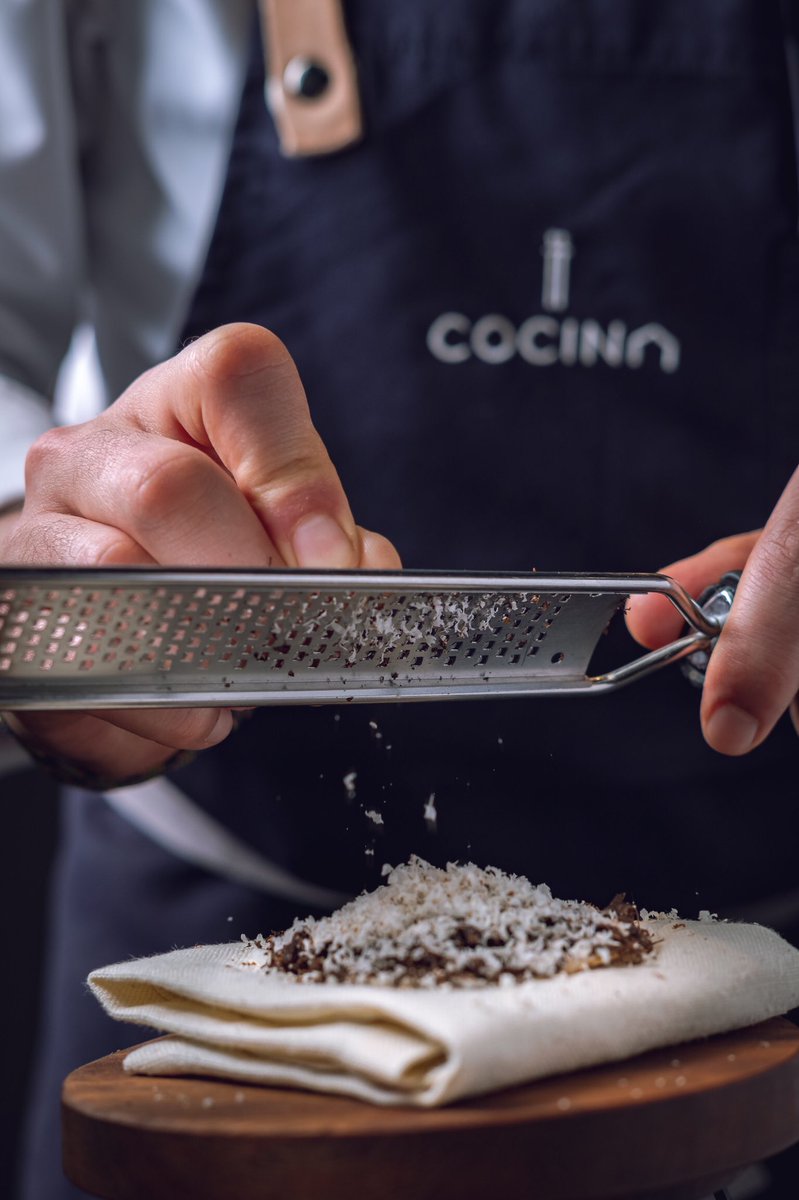 HermanosTorres's tweet photo. Crujiente de panceta ibérica con trufa💥

📸: @santiveiga_ 

#hermanostorres #guiamichelin #michelineguide https://t.co/5eaGjvXzc9