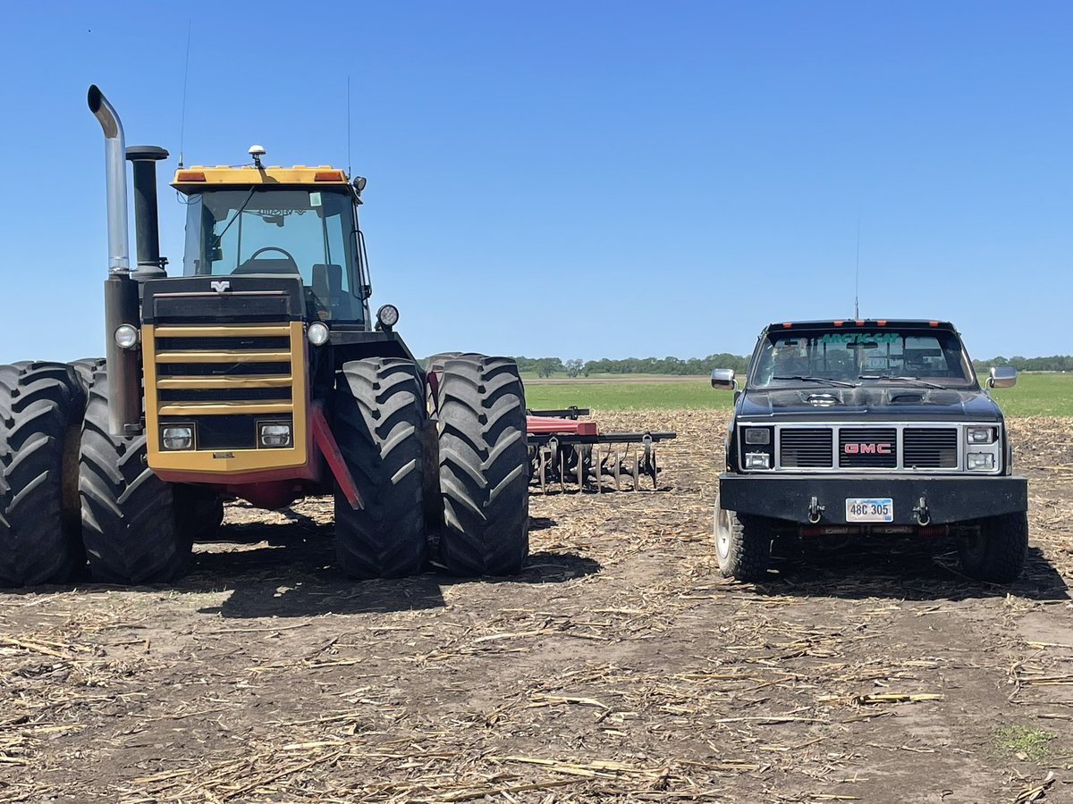 CbarJRanch's tweet photo. If it was 1986 I’d be on the cover of successful farmer https://t.co/WQdFSq6anX
