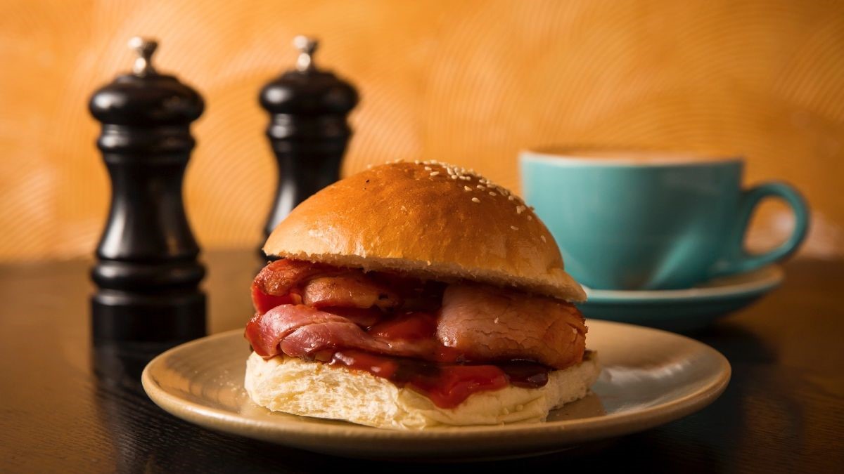 Have you sampled our delicious breakfasts at the Deepend Bar and Bistro yet?
Served 8am-11am Monday - Saturday and 9am - 12noon Sunday 
Enjoy a free Coffee or Tea with any breakfast roll Monday - Friday! #thewesternbathsclub #deependbarandbistro #breakfastroll #freeteacoffee