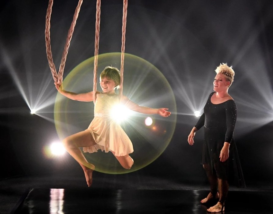 laydeebugleah's tweet photo. This moment is precious &amp; priceless! 💕 @Pink You're an amazing human. You're a star, but more than that,  you've always encouraged &amp; allowed others around you to shine just as bright! ⭐This picture just touches my heart 💖You can just FEEL the pride! Well done Willow (&amp; Mama)🥰 https://t.co/hGGmUcAQQG