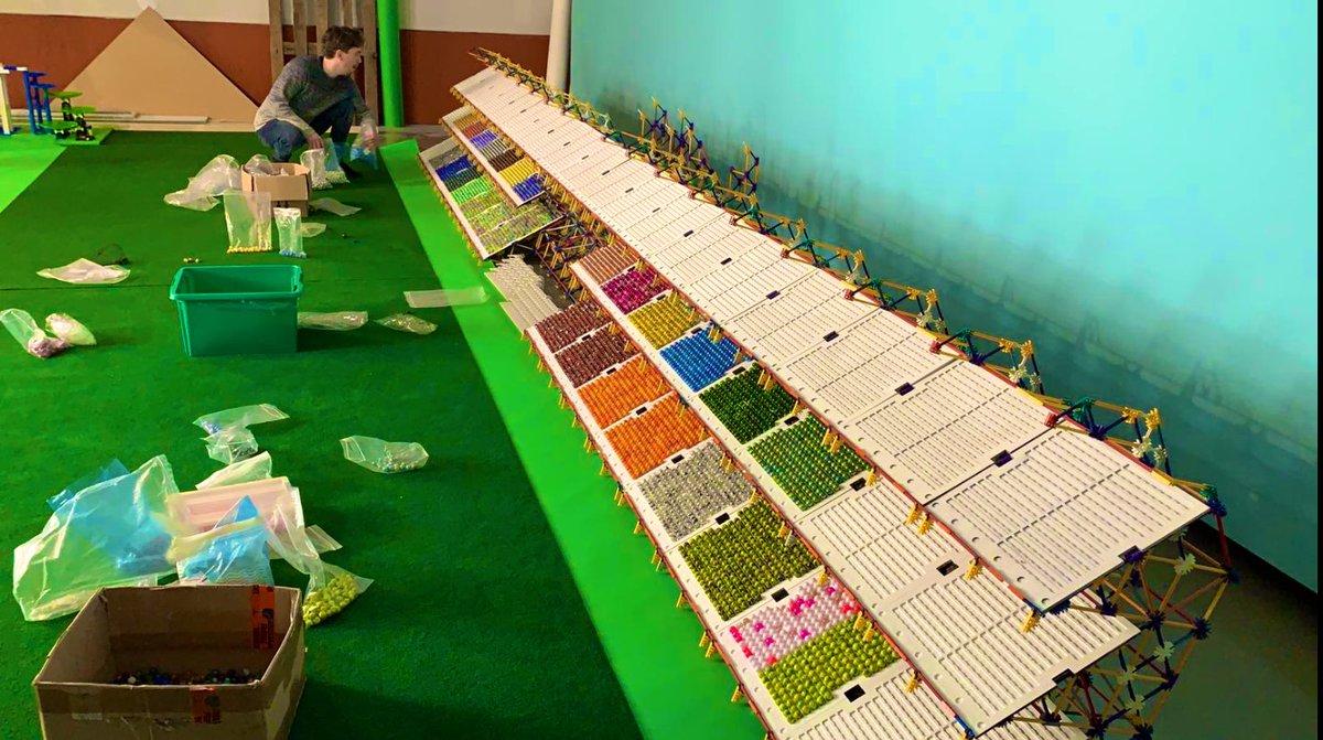 In view of the upcoming #MarbleLeague, Jelle already has deep conversations with the spectators. The first 10K marbles have already taken place today. 
#marblerace #marbles