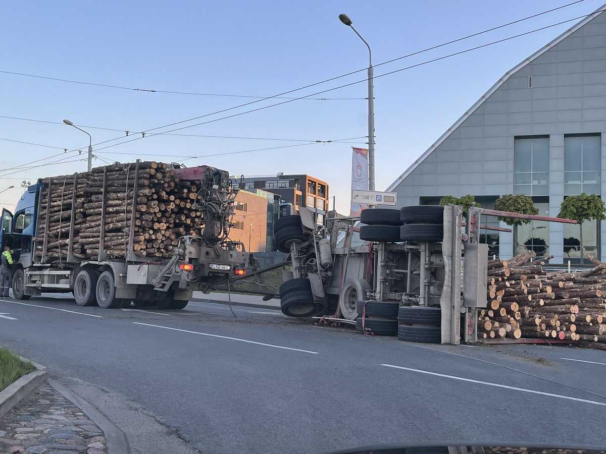 eriksrozenfelds's tweet image. Diez kad un ar ko beigsies gadu desmitiem esošais pārkrauto baļķvedēju terors Mūkusalas ielā? @MStakis