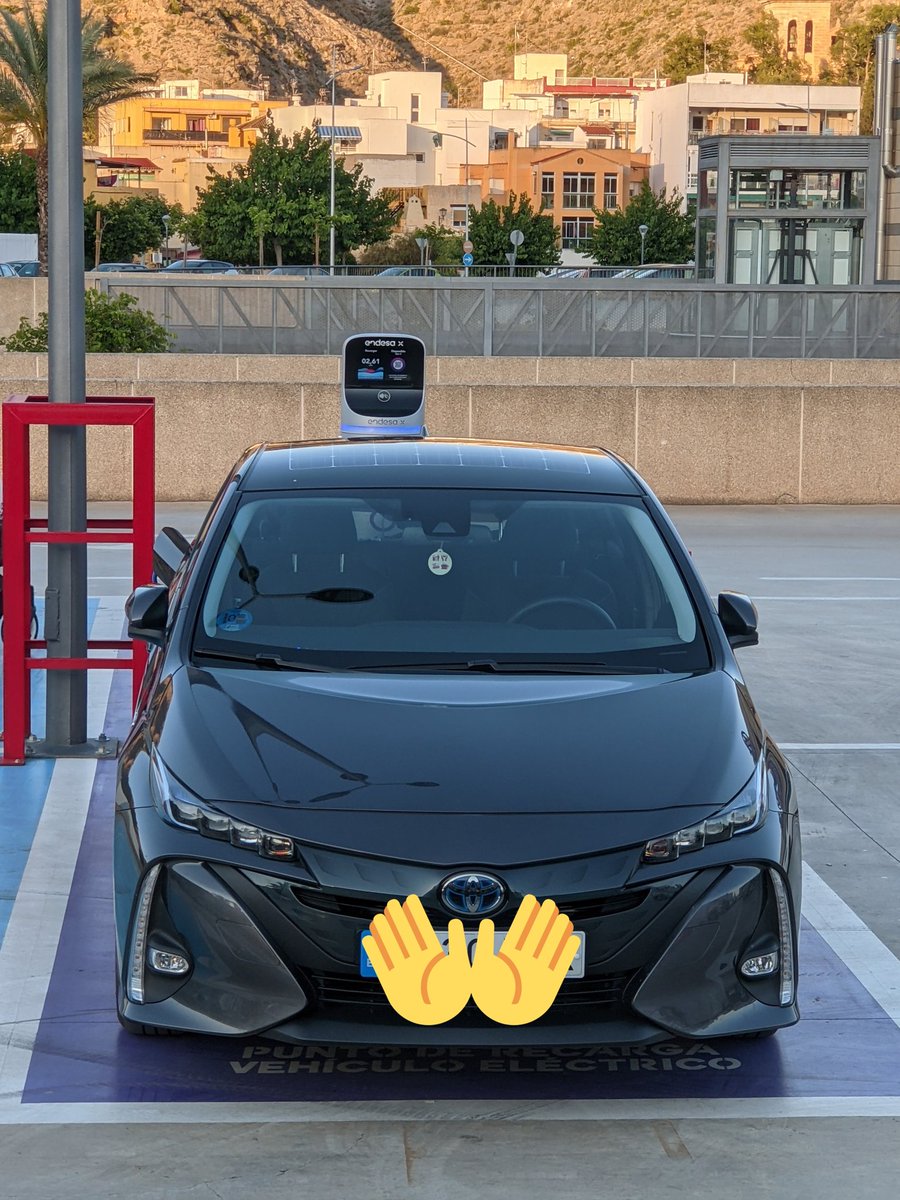 keep_going_hard's tweet photo. Cargando un ratito el #PriusPlugIn #Solar con @Endesa mientras tomamos un café. #EndesaX #JuicePass @Toyota_Esp @ToyotaLabasa https://t.co/IWyKCWBDMw