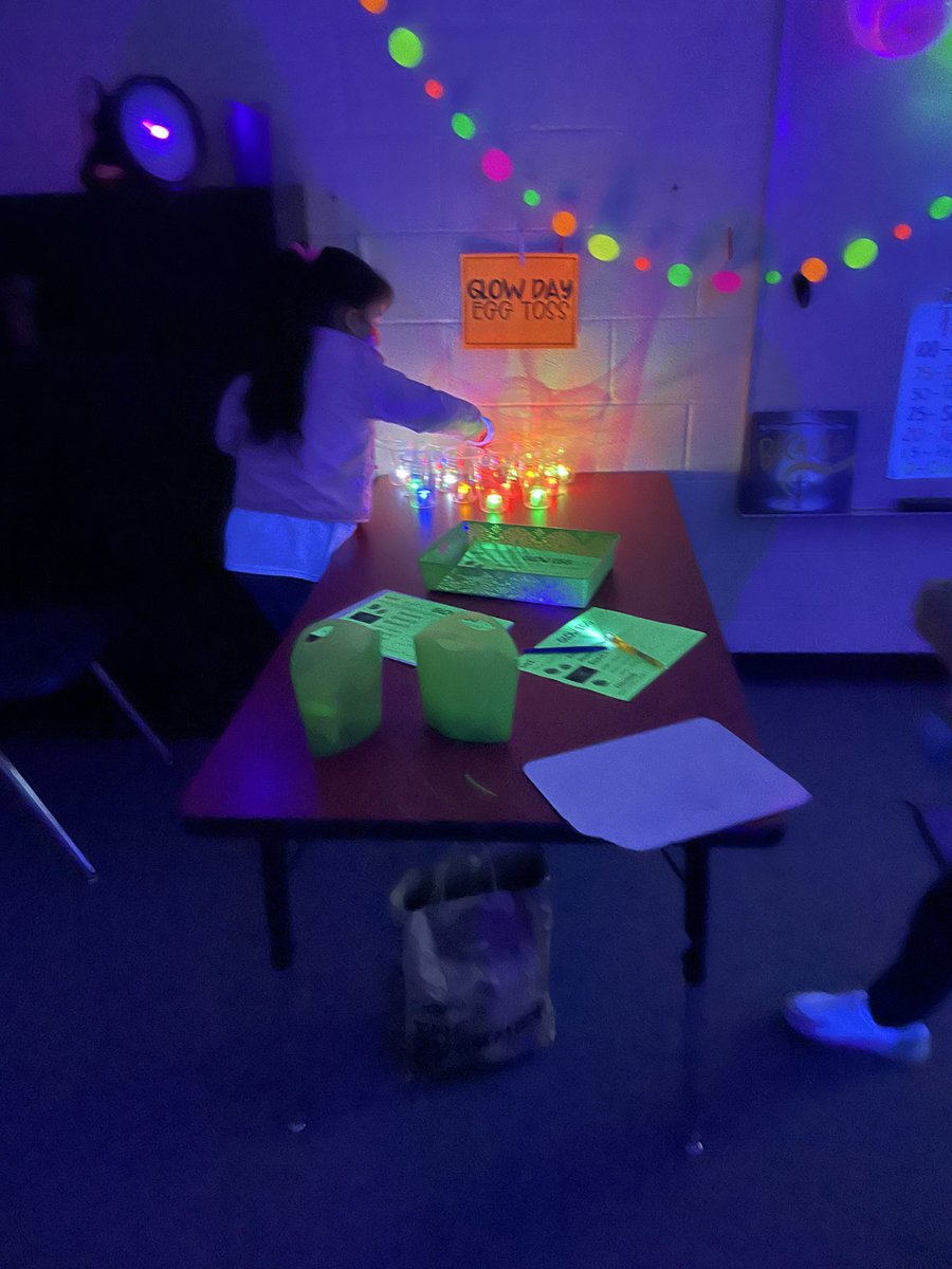 Glow Day success!! Thanks to my partner in crime Bri Salgado! #irvingshines <a href="/IrvingElementa1/">Irving Elementary USD 259</a> #wpsproud