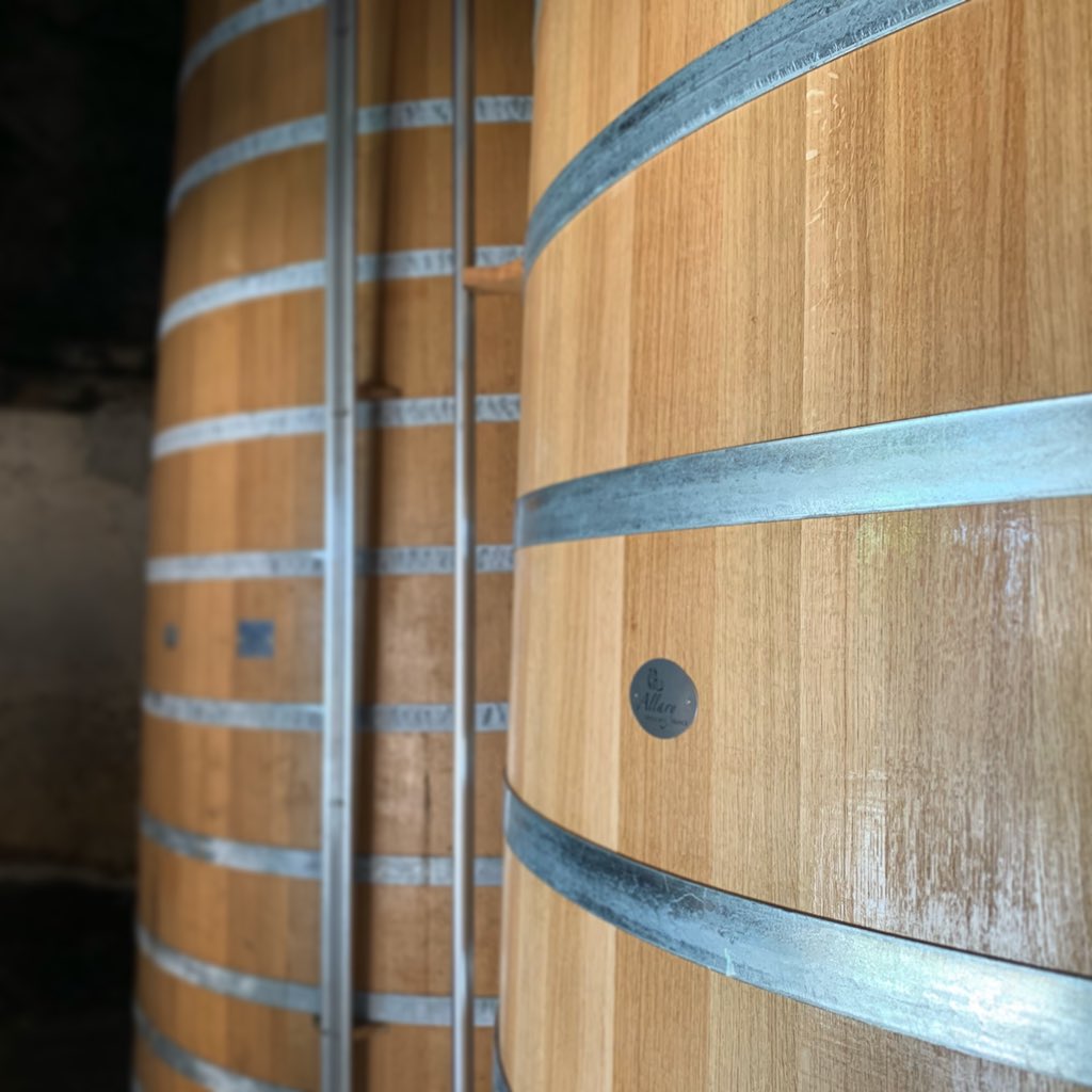 Réalisation sur mesure pour ces tonneaux de cognac, montés sur place. #tonnellerie #tonnellerieallary #cognac #cooperage #france #cognaclover #spirit #igerscognac #chêne #bartender