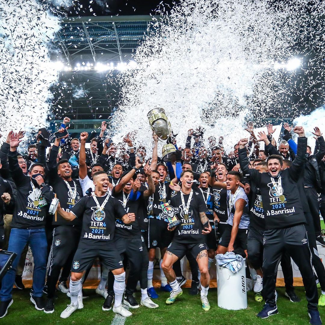 SportsCenterBR's tweet image. RT EXCLUSIVO PRA QUEM LEVANTOU TAÇA NO FIM DE SEMANA!

Segue o 🧶 com alguns campeões estaduais: 

Rio de Janeiro - @Flamengo 
São Paulo - @SaoPauloFC 
Minas Gerais - @Atletico 
Rio Grande do Sul - @Gremio