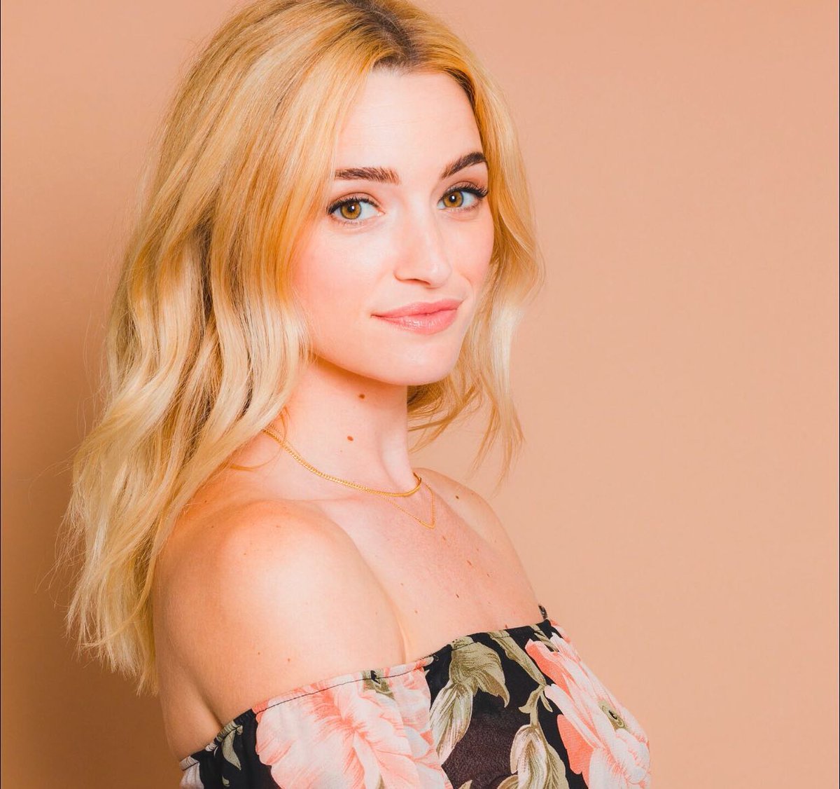 BrianneHoweyBRA's tweet photo. Hoje o dia é dela! Brianne Howey completa hoje, 24 de maio de 2021, 32 anos. A equipe do Brianne Howey Brasil deseja à Brianne Nicole Howey  um feliz aniversário repleto de alegria, amor e felicidade. 🎂🥳🎉 https://t.co/ZejKkFguFf