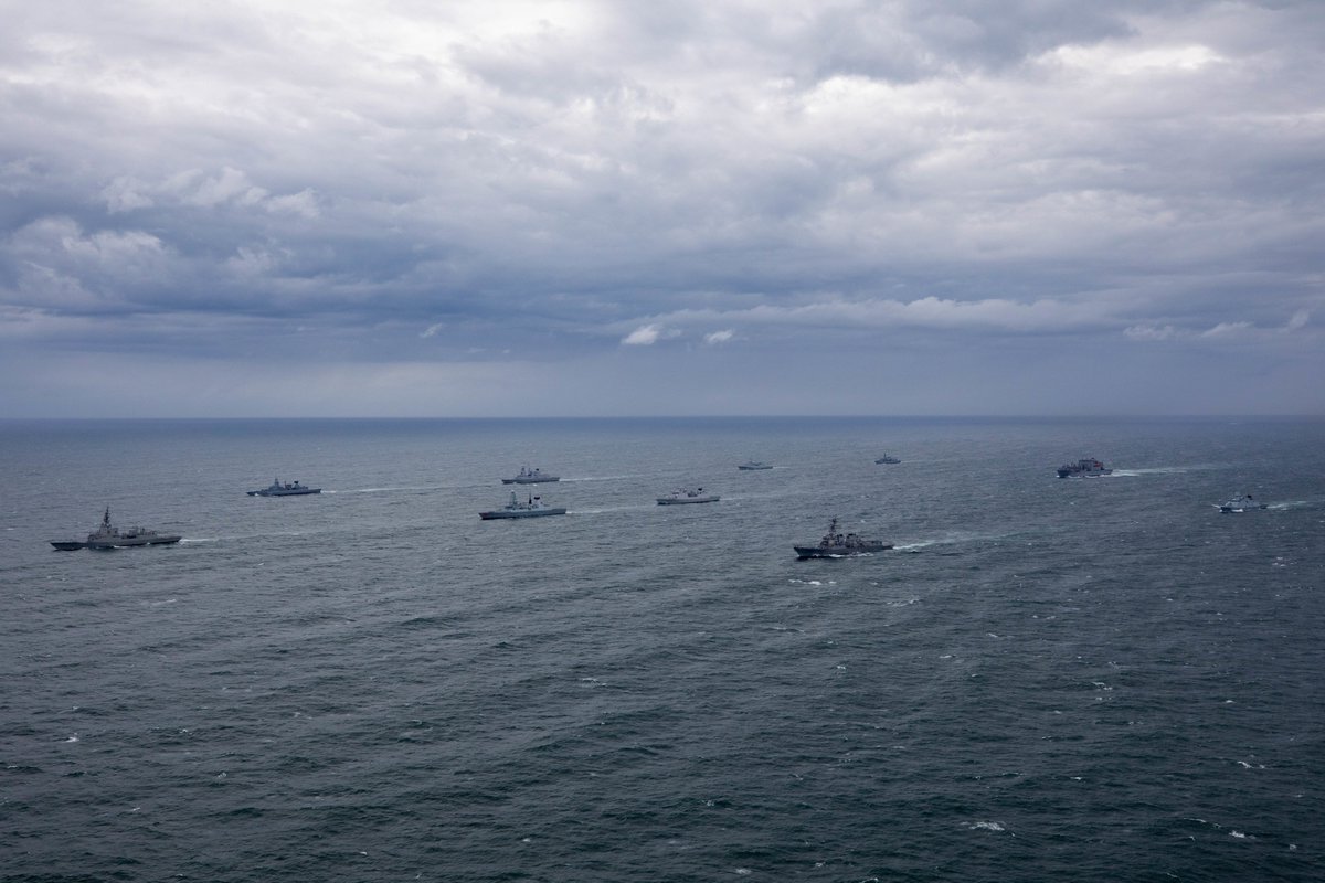 STRIKFORNATO's tweet image. Take a look at this fantastic “family” photo! ⚓️🛳
#AtSeaDemo / #FormidableShield 2021 brought together 1️⃣0️⃣ @NATO Allies! 
Stay tuned to this impressive defensive ballistic missile exercise! 🚀

🇧🇪 🇩🇰 🇫🇷 🇩🇪 🇮🇹 🇳🇱 🇳🇴 🇪🇸 🇬🇧 🇺🇸

#WeAreNATO #StrongerTogether #Defence