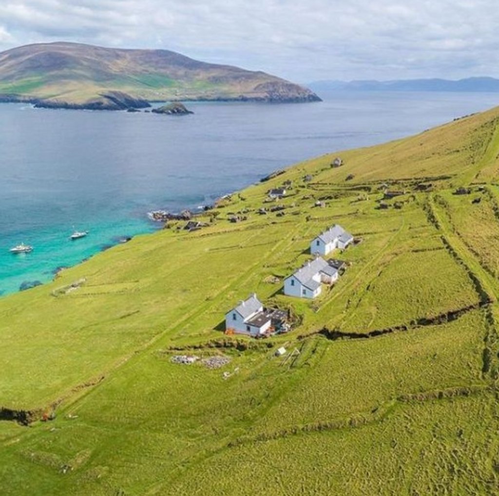 Some people dream of living in London, New York or Paris... Me? Well, the Great Blasket Island is just enough for me...⁠
Photo by @conorcorbett82⁠