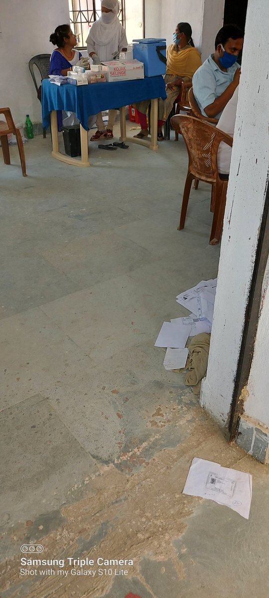 Sanchitarohitmi's tweet photo. Dekhiye sarkari karamchari ka social  distancing and mask rule follow bisfi vaccination centre ka hal @NitishKumar @drharshvardhan @officecmbihar https://t.co/bUv67vetaI