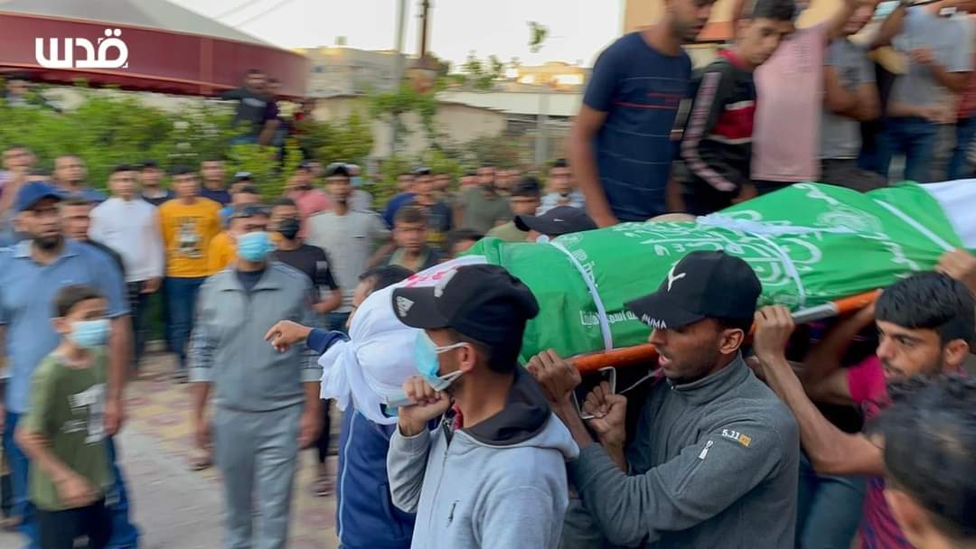 QudsNen's tweet photo. Palestinians take part in the funeral procession of four martyrs who were exhumed from a tunnel that was bombed by Israeli warplanes during the latest aggression on #Gaza, today. https://t.co/D2OJejb13I