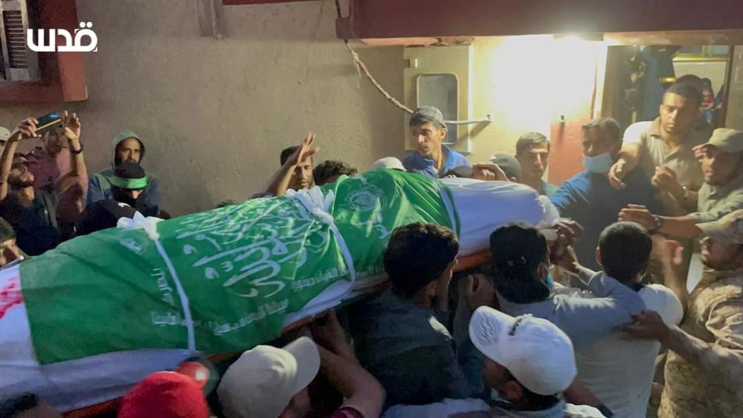 QudsNen's tweet photo. Palestinians take part in the funeral procession of four martyrs who were exhumed from a tunnel that was bombed by Israeli warplanes during the latest aggression on #Gaza, today. https://t.co/D2OJejb13I