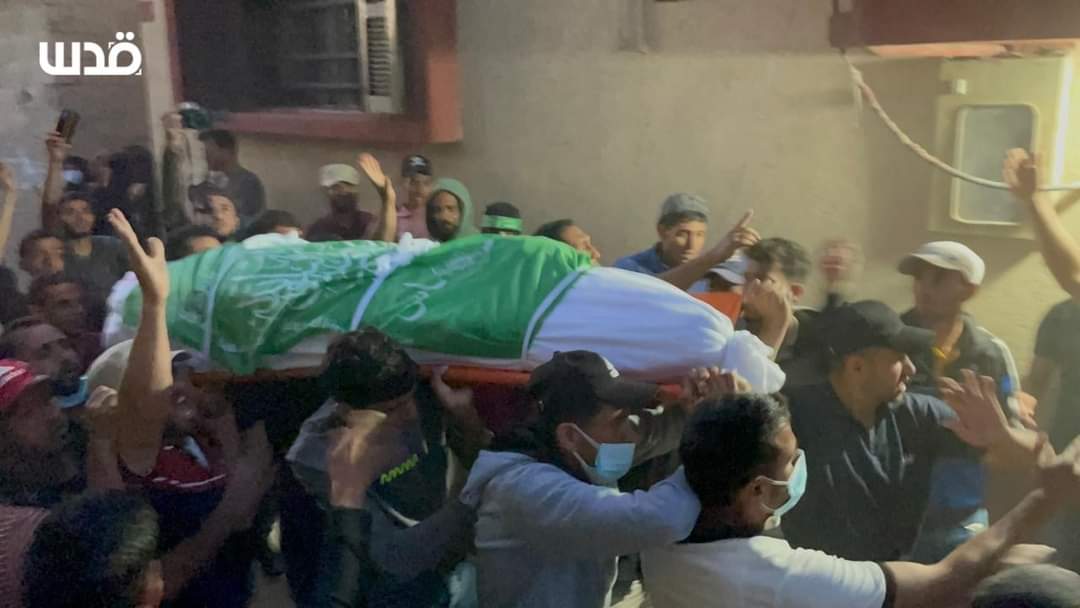 QudsNen's tweet photo. Palestinians take part in the funeral procession of four martyrs who were exhumed from a tunnel that was bombed by Israeli warplanes during the latest aggression on #Gaza, today. https://t.co/D2OJejb13I