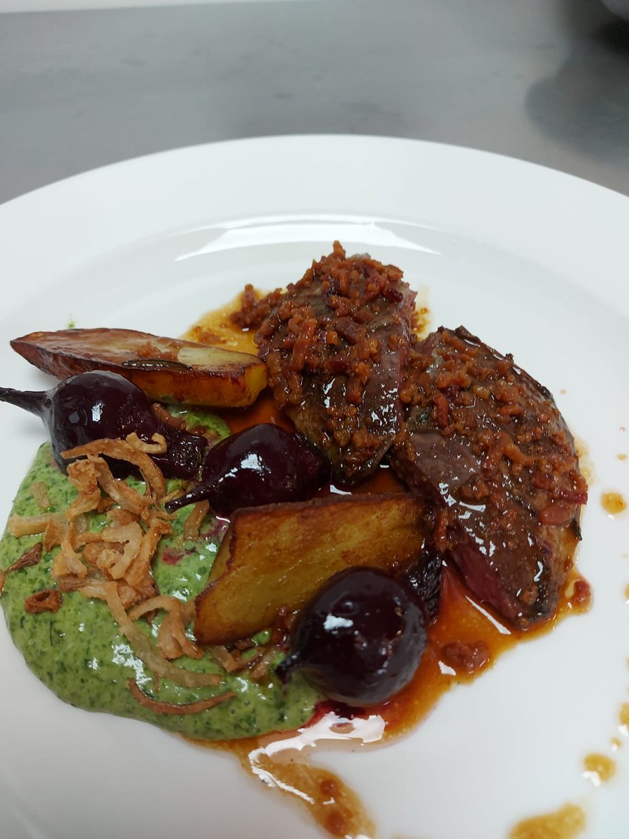 Deeem691's tweet photo. Chef Joshua Hunter @westlondoncol  @thechefsforum #game @PittsDeer masterclass with catering students #woodpigeon #beetroot #lavender @TASTE_Rest @SaraWoodward1 @rosl1n https://t.co/gDDxLXERqV