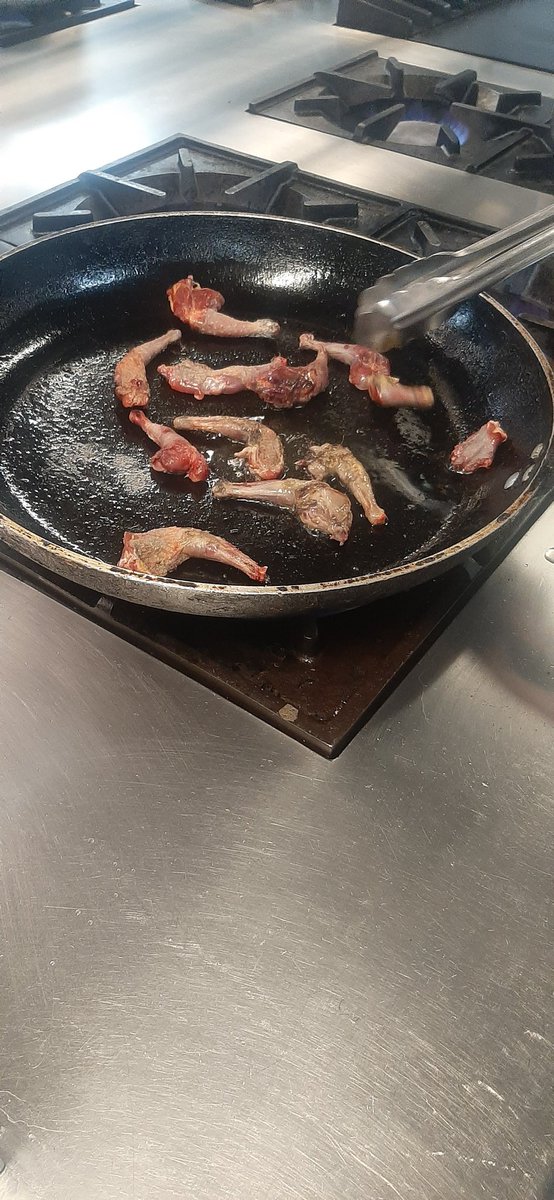 Deeem691's tweet photo. Chef Joshua Hunter @westlondoncol  @thechefsforum #game @PittsDeer masterclass with catering students #woodpigeon #beetroot #lavender @TASTE_Rest @SaraWoodward1 @rosl1n https://t.co/gDDxLXERqV
