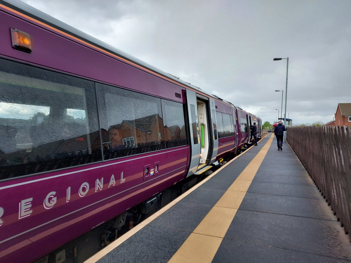distinctrider's tweet photo. Ooooh!!! Aubergine EMR train on the way home this evening!!!! ๐
Now working on the Castle / Ivanhoe Lines between Lincoln and Leicester.
Complete with West Midlands green seats. ๐๐
@DispatcherStour #NewTrains #Turbostars https://t.co/OQHRu8AOs8