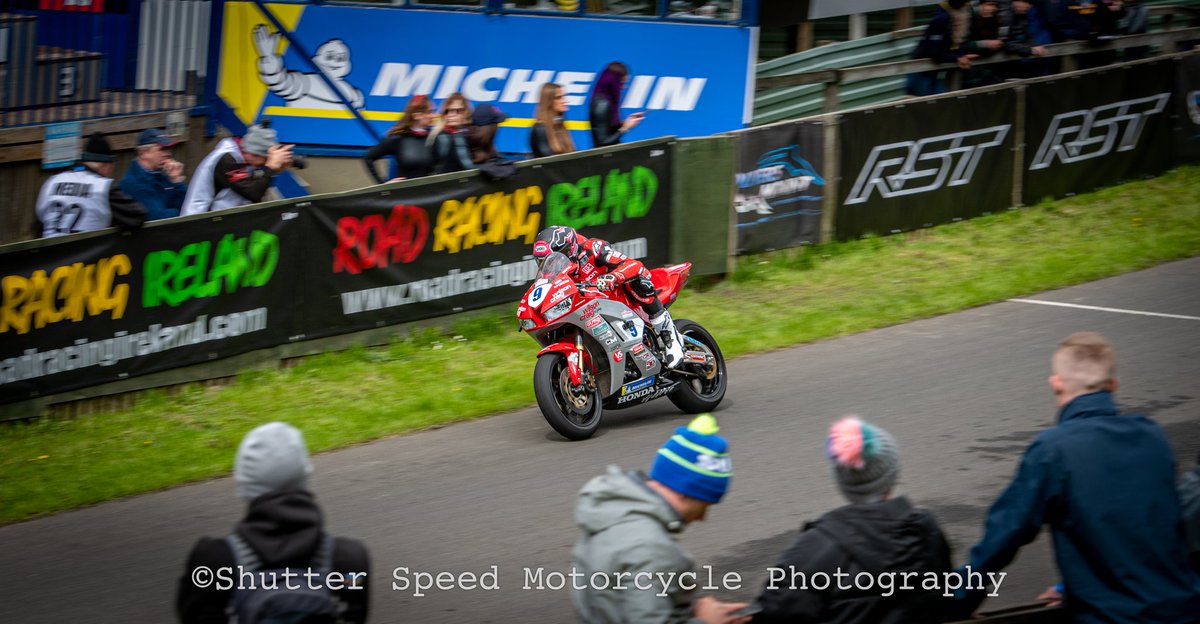 ShutterSpeedMo1's tweet image. Took a different perspective on this one, and I think it paid off 👌 @DaveyTodd742 blasting down the starting straight as the crowds look on