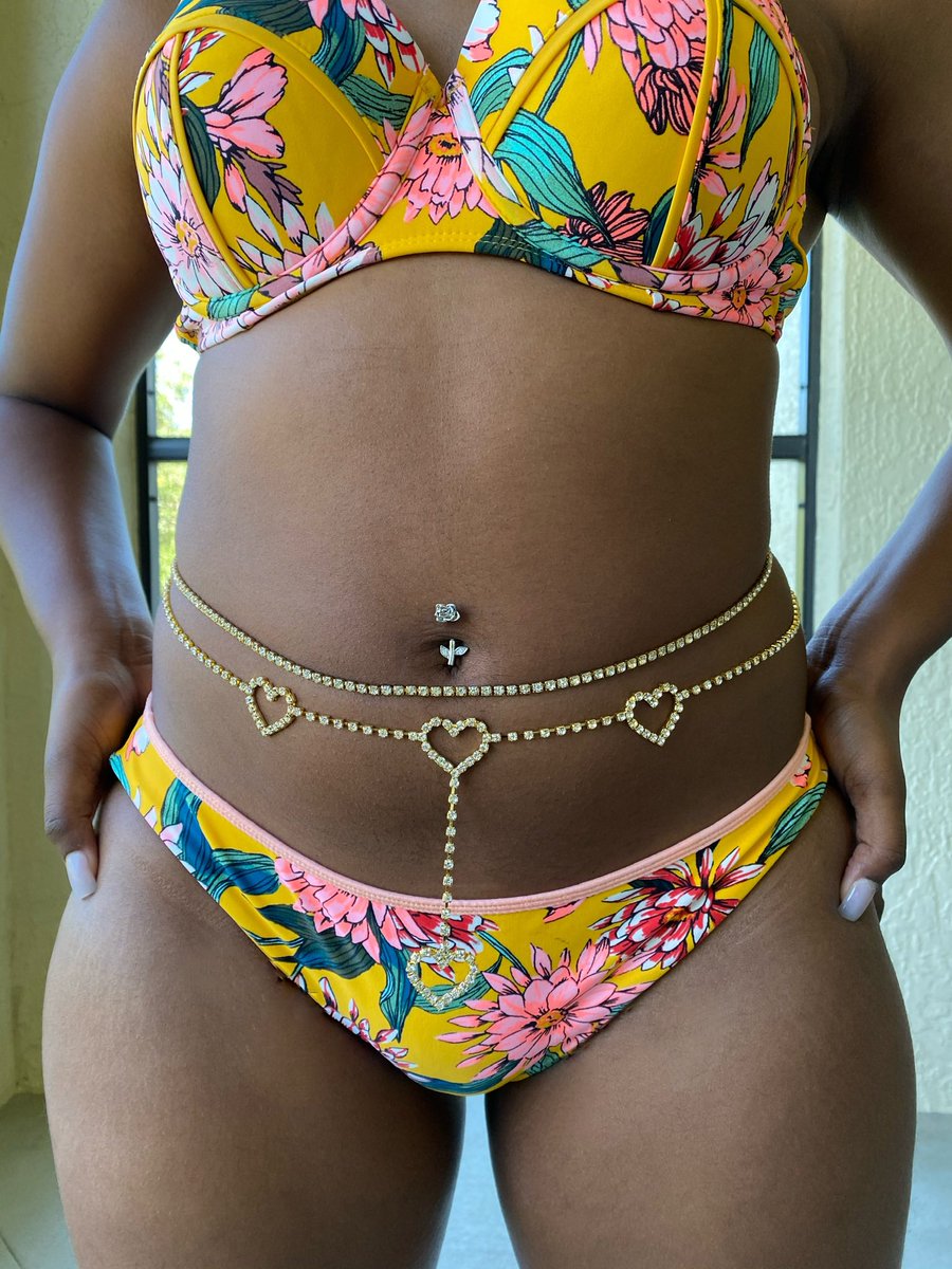 Adjustable waist chains perfect for the summertime🏖. 
• 
#waistchains #goldaccessories #heartwaistchains #summertime #beachready #adjustable #ordernow #linkinbio #addtocart #shopnow #supportmybusiness #teenbusinessowner #NN