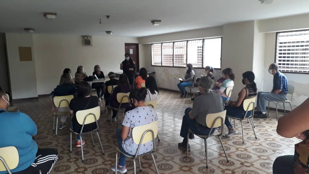 asudgm's tweet photo. @HidroCapital2 vecinos reunidos para denunciar y exigir, ante la crisis de suministro de agua @laregionweb @laregionweb @diariolachayota @ReporteYa  cortesía fotgfca Lc. Iraima Calabres  comunicadora Social de nuestra comunidad https://t.co/Tk4Bw1SPvj