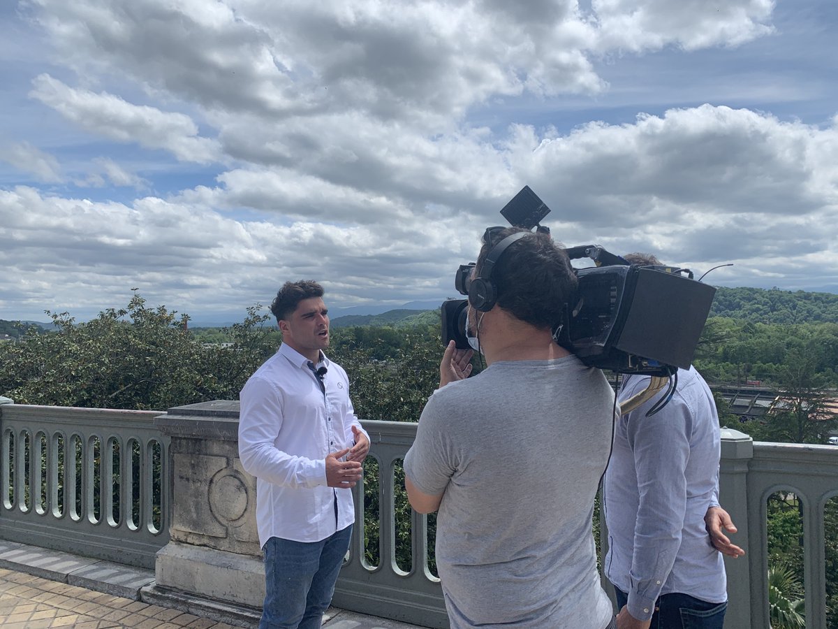 📺 <a href="/reylucas_/">Lucas Rey</a> au 13h de <a href="/TF1LeJT/">Natalia Kowalski</a> c'était ce midi !

⛰ À l'occasion d'une série de reportages sur le @BearnPyrenees, notre talonneur et capitaine est intervenu sur l'importance du <a href="/pic_ossau/">Pic du Midi d’Ossau</a> pour les Béarnais.

⏯ À revoir ici 👉 tf1.fr/tf1/jt-13h/vid…

#GreenTeamSection