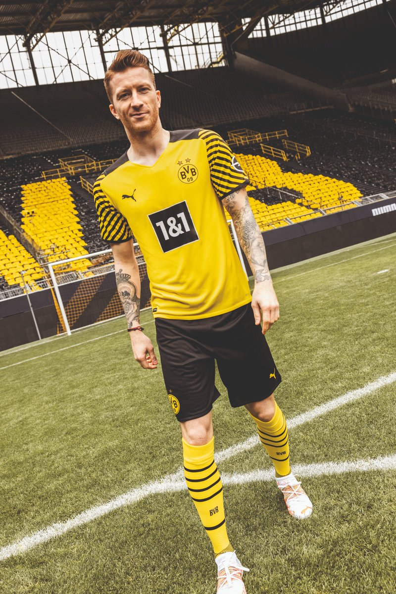 JorgeSMAD's tweet photo. Un antes y un después. Took me 2 mins and it's waaay better looking imo. #BVBkit #BVB2022 https://t.co/b6C8JkdYk8