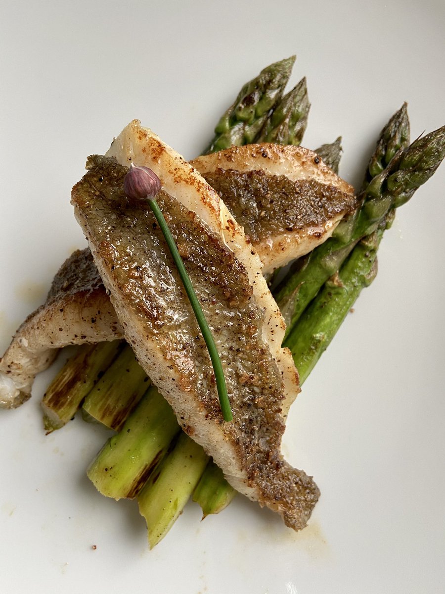Akikos_Kitchen's tweet photo. British grown #asparagus and pan fried #johndory from my favourite #fishmonger @ArcadeFisheries . The best seasonal combos! Delicious of course👍旬のアスパラガスとマトウダイ https://t.co/KZlTs9dz1J