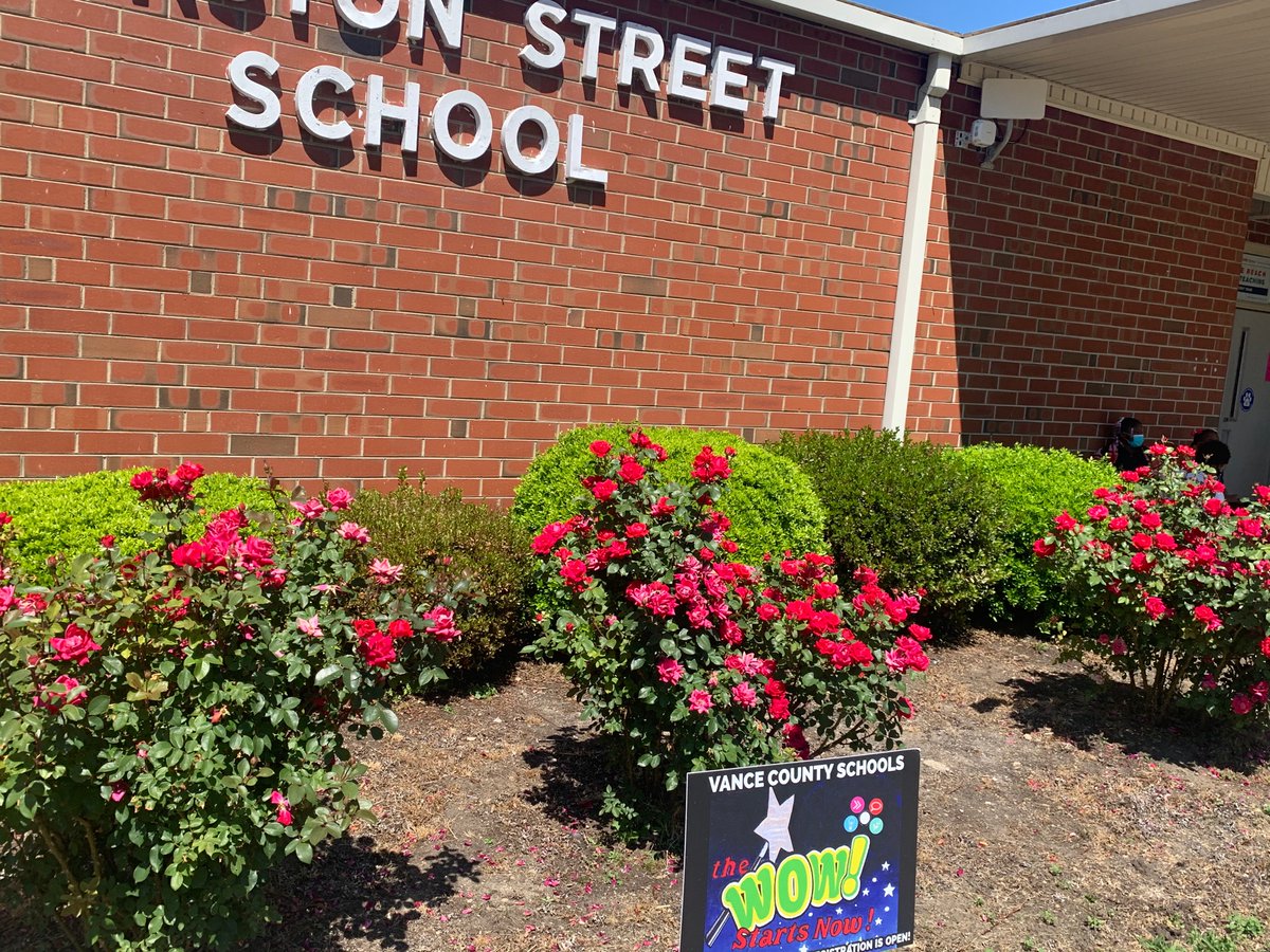 PinkstonPride's tweet photo. Pinkston Street’s Beta Club 2018-2019 beautification project is looking great this Spring.  #roses #Flowers #Spring #JuniorBeta 
@nationalbeta 
#ℙ𝕚𝕟𝕜𝕤𝕥𝕠𝕟𝕊𝕥𝕣𝕖𝕖𝕥 #ℝ𝕠𝕒𝕣𝕚𝕟𝕘𝕔𝕠𝕟𝕟𝕖𝕔𝕥𝕚𝕠𝕟𝕤 https://t.co/FegnOv0Oyx