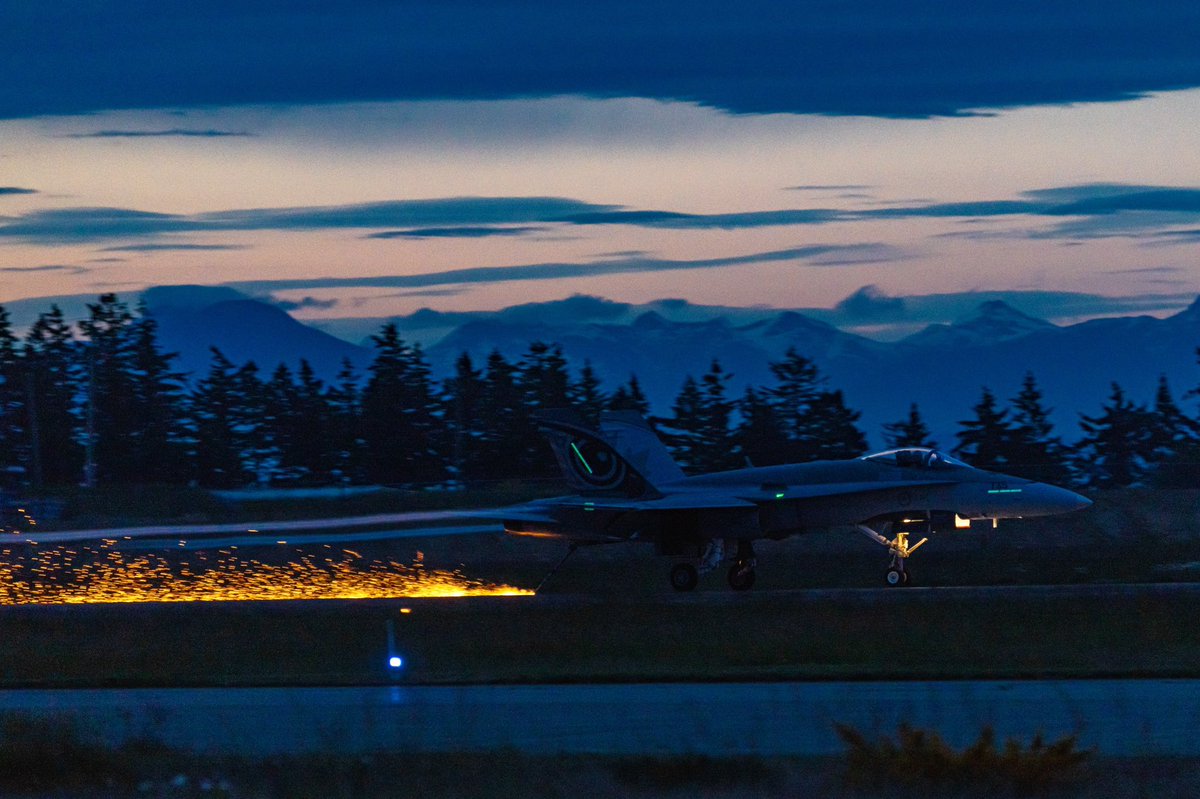 DemoCF18's tweet photo. L’entraînement d’hier soir 🎇
.
.
.
📸 @hazers_flightline #cf18 #democf18 #equipedemocf18 #hornet #jet #avion #avionmilitaire #arc
#spectacleaerien #aviondechasse #pilotedechase #coldlake #4eescadre #alberta
#protectionducanada https://t.co/a3ZDvK37CX