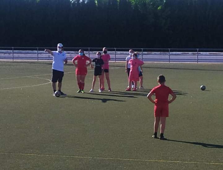 CDHispania's tweet photo. 🏆Os mostramos la entrega de la copa como campeones de nuestro grupo en categoría INFANTIL.

🏃🏻‍♀️El pasado viernes comenzamos los entrenos del femenino. El entreno fue en todos los aspectos muy satisfactorio para tod@s. https://t.co/5cu2q1rUVd