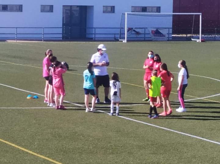 CDHispania's tweet photo. 🏆Os mostramos la entrega de la copa como campeones de nuestro grupo en categoría INFANTIL.

🏃🏻‍♀️El pasado viernes comenzamos los entrenos del femenino. El entreno fue en todos los aspectos muy satisfactorio para tod@s. https://t.co/5cu2q1rUVd