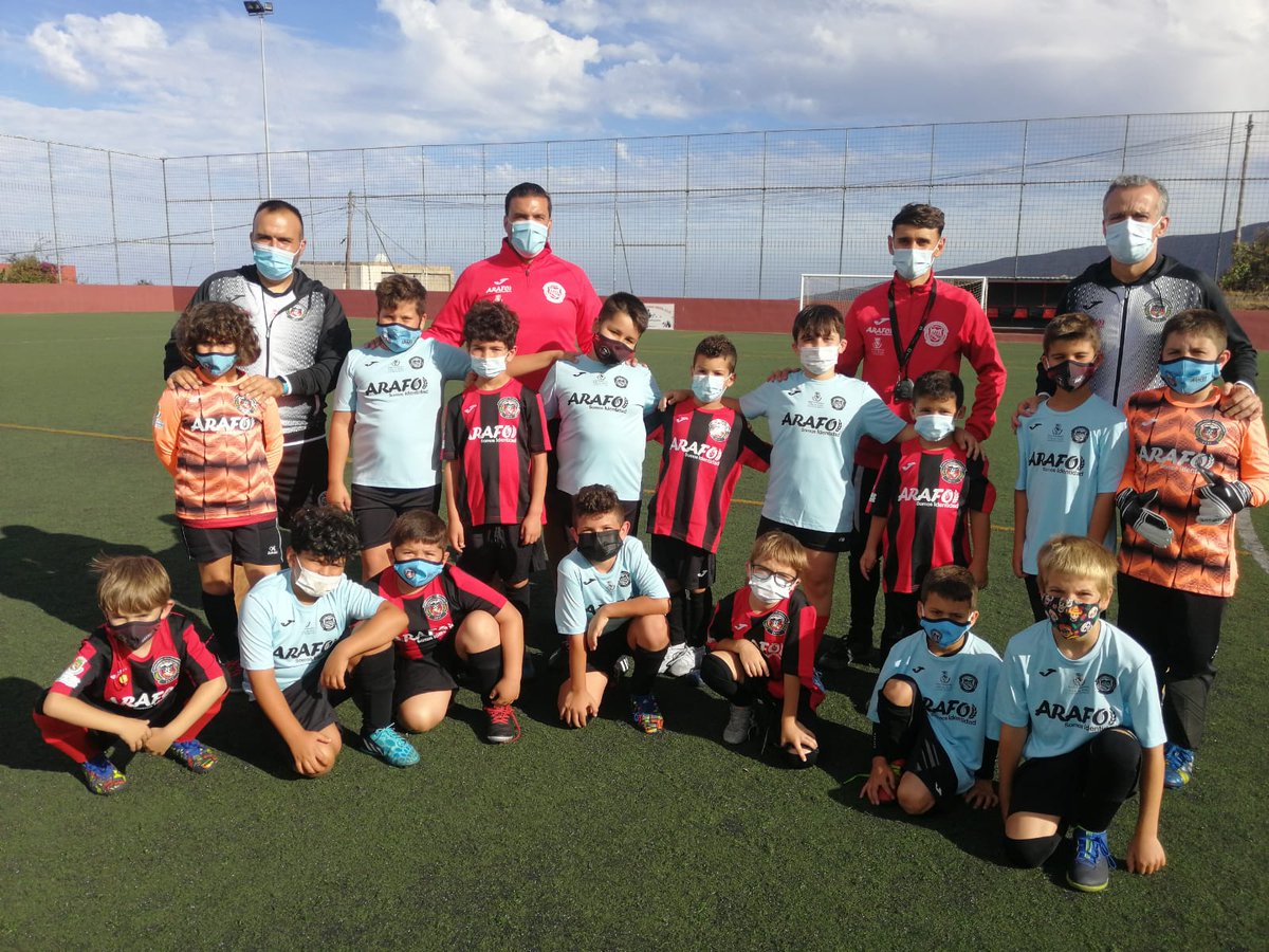 EArafero's tweet photo. Partidazo hoy en el 🏟️Blas Reyes, a la altura de la final de la Champions o de la Europa League, eh?? ☺️🤗♥️
Nuestros pequeños del Prebenjamín y del Benjamín de la #EFUniónArafoAux se enfrentaron en un duelo espectacular, dejando muestras de su calidad, diversión y aprendizaje.. https://t.co/ytrARwEGdv