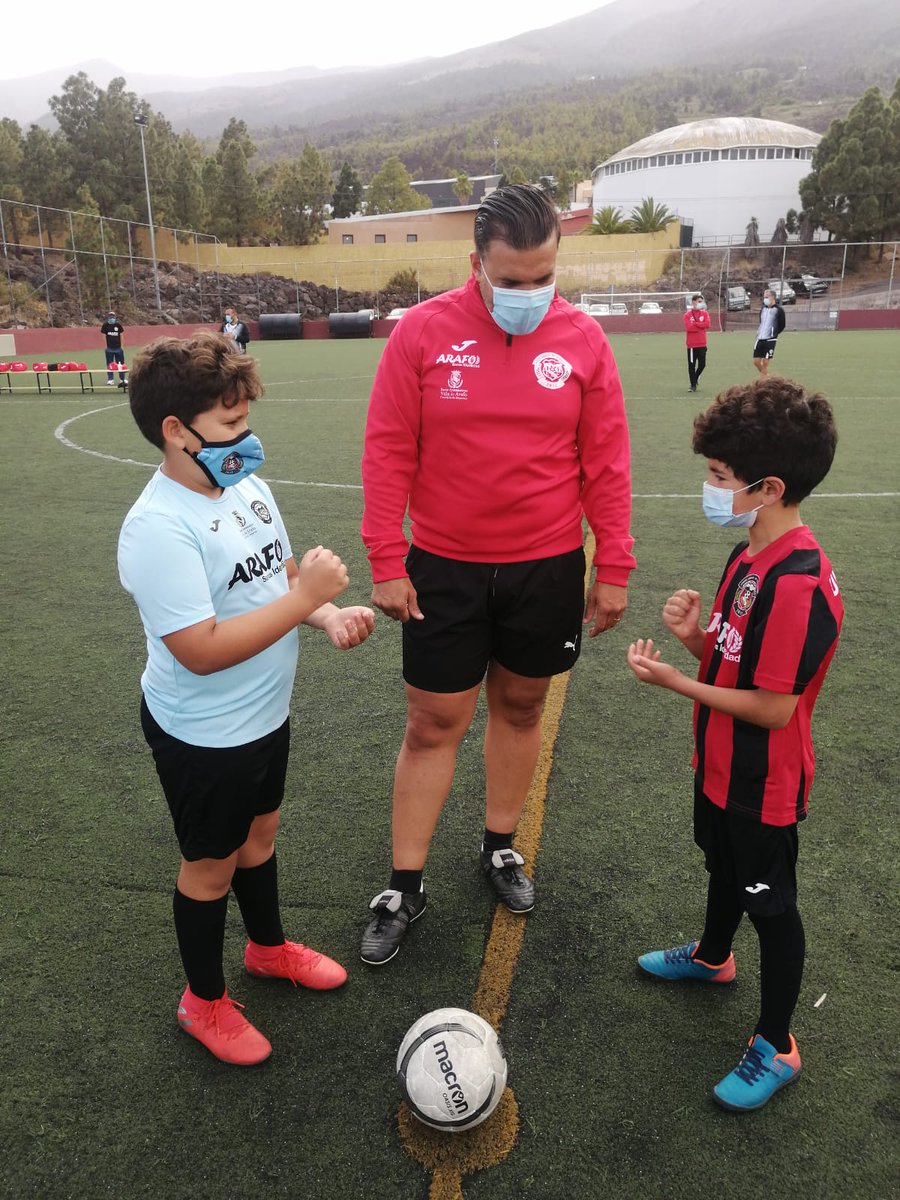 EArafero's tweet photo. Partidazo hoy en el 🏟️Blas Reyes, a la altura de la final de la Champions o de la Europa League, eh?? ☺️🤗♥️
Nuestros pequeños del Prebenjamín y del Benjamín de la #EFUniónArafoAux se enfrentaron en un duelo espectacular, dejando muestras de su calidad, diversión y aprendizaje.. https://t.co/ytrARwEGdv