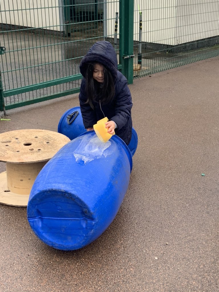 ThomsonNursery's tweet photo. So much fun to be had in the rain! @UpstartScot #dundeelearning #scrapantics https://t.co/bAEtZe6HDE