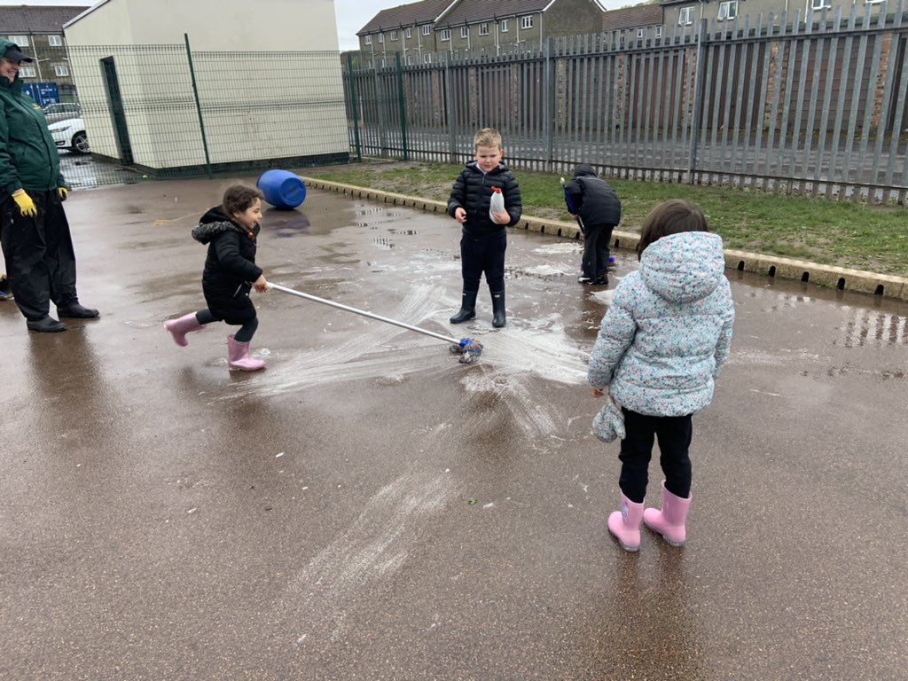 ThomsonNursery's tweet photo. So much fun to be had in the rain! @UpstartScot #dundeelearning #scrapantics https://t.co/bAEtZe6HDE