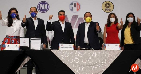 Milenio's tweet photo. PRI, PAN y PRD firma acuerdo 'Va por México' para hacer contrapeso a la 4T https://t.co/eYPVaW1dZ3 https://t.co/tbpKCpKYEB