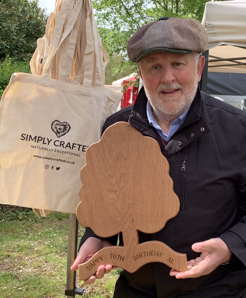 SimplyCrafted1's tweet photo. Handmade Forest badge for Alan’s 70th birthday. Hopefully make some more soon. @NFFC @ukhandmade @smallbusiness @EnglandFootball @oakproducts #supportsmallbusiness https://t.co/cU3YUEUz6V