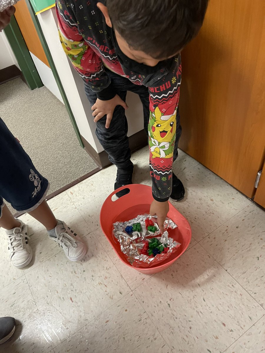reginanicole22's tweet photo. Building our own boats for challenge day today 🚣‍♀️ https://t.co/2K2DnzG3SM