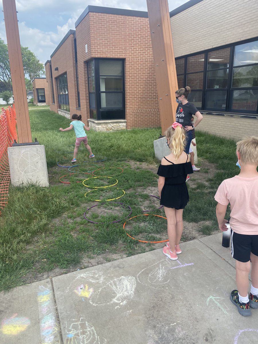 learnandteach04's tweet photo. Round 2! @D62ForestElem Kindergarten Field Day! So much fun! So much play! #GrowAtFO #FieldDay21 @62schools https://t.co/CYnXmLhAbh
