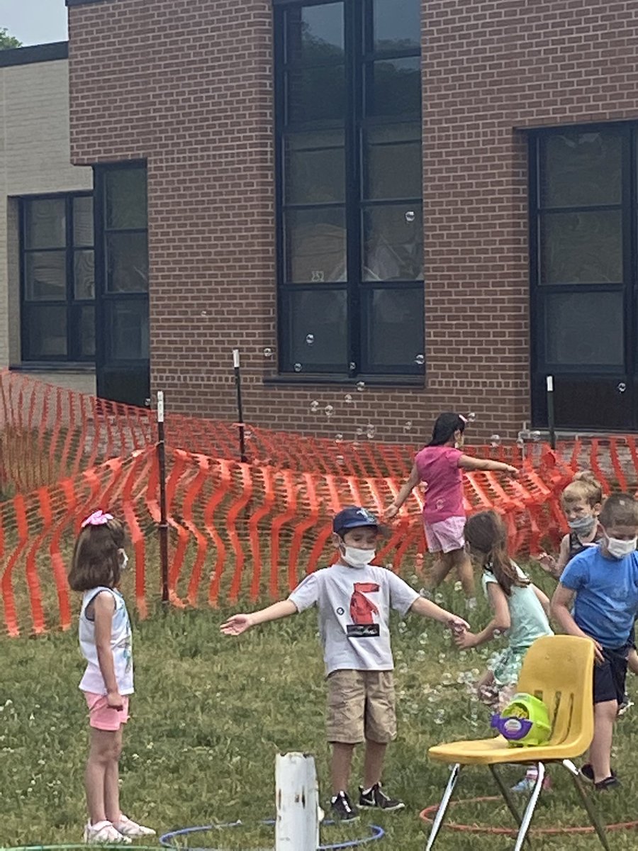learnandteach04's tweet photo. Round 2! @D62ForestElem Kindergarten Field Day! So much fun! So much play! #GrowAtFO #FieldDay21 @62schools https://t.co/CYnXmLhAbh