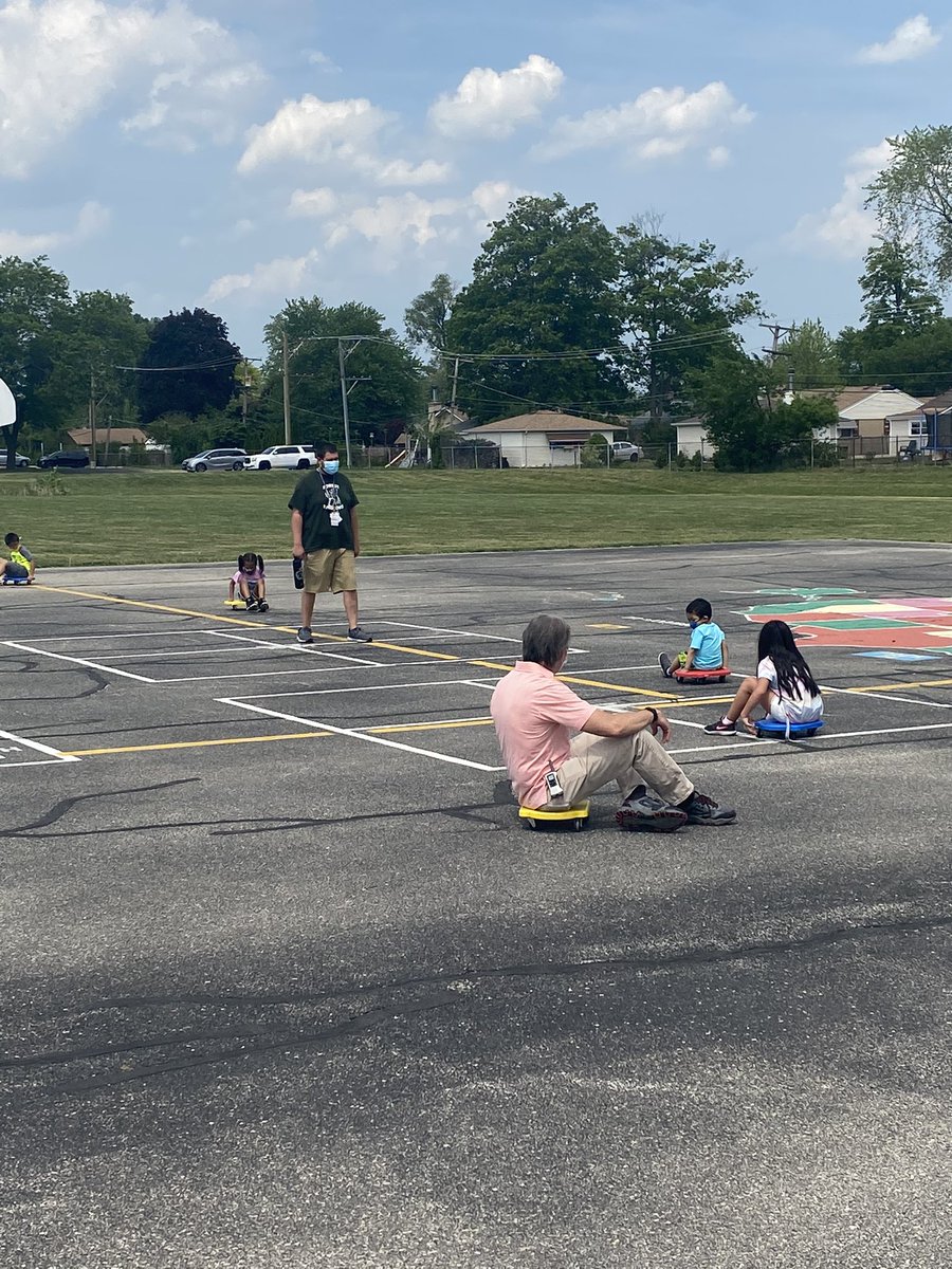 learnandteach04's tweet photo. Round 2! @D62ForestElem Kindergarten Field Day! So much fun! So much play! #GrowAtFO #FieldDay21 @62schools https://t.co/CYnXmLhAbh