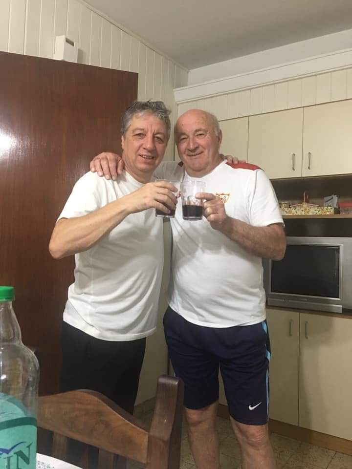 Con <a href="/VelazquezLuis/">Luis Velázquez</a> brindamos por la buena salud de todos, que finalice ésta Pandemia y poder disfrutar de buenos momentos con amigos y familiares.
Volver a mis tareas en <a href="/SanLorenzo/">San Lorenzo</a> y visitar <a href="/SevillaFC/">Sevilla Fútbol Club</a> lo antes posible.
chin chin 💙❤️💙   ♥️🤍♥️