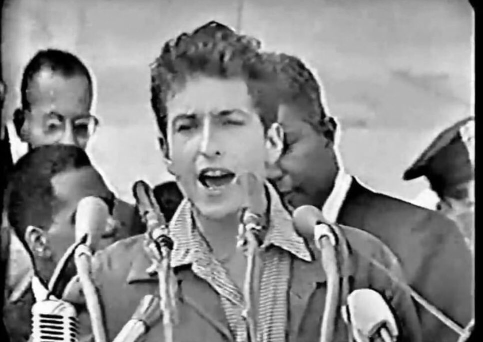 #bobdylan80 #dylaniata  il suo concerto a #roma nel novembre del 2011 fu indimenticabile lui cantava mentre #Berlusconi si dimetteva. Il dopoconcerto? Baldoria notturna al colle <a href="/tomasomontanari/">Tomaso Montanari Presidente</a> <a href="/aldo_garzia/">Aldo Garzia</a> <a href="/scivolettoc/">Concetto Scivoletto</a> <a href="/RollingStoneita/">Rolling Stone Italia</a> @ginevralice <a href="/annamasera/">Anna Masera</a> <a href="/EmiliaGiorgett1/">Emilia Giorgetti</a>