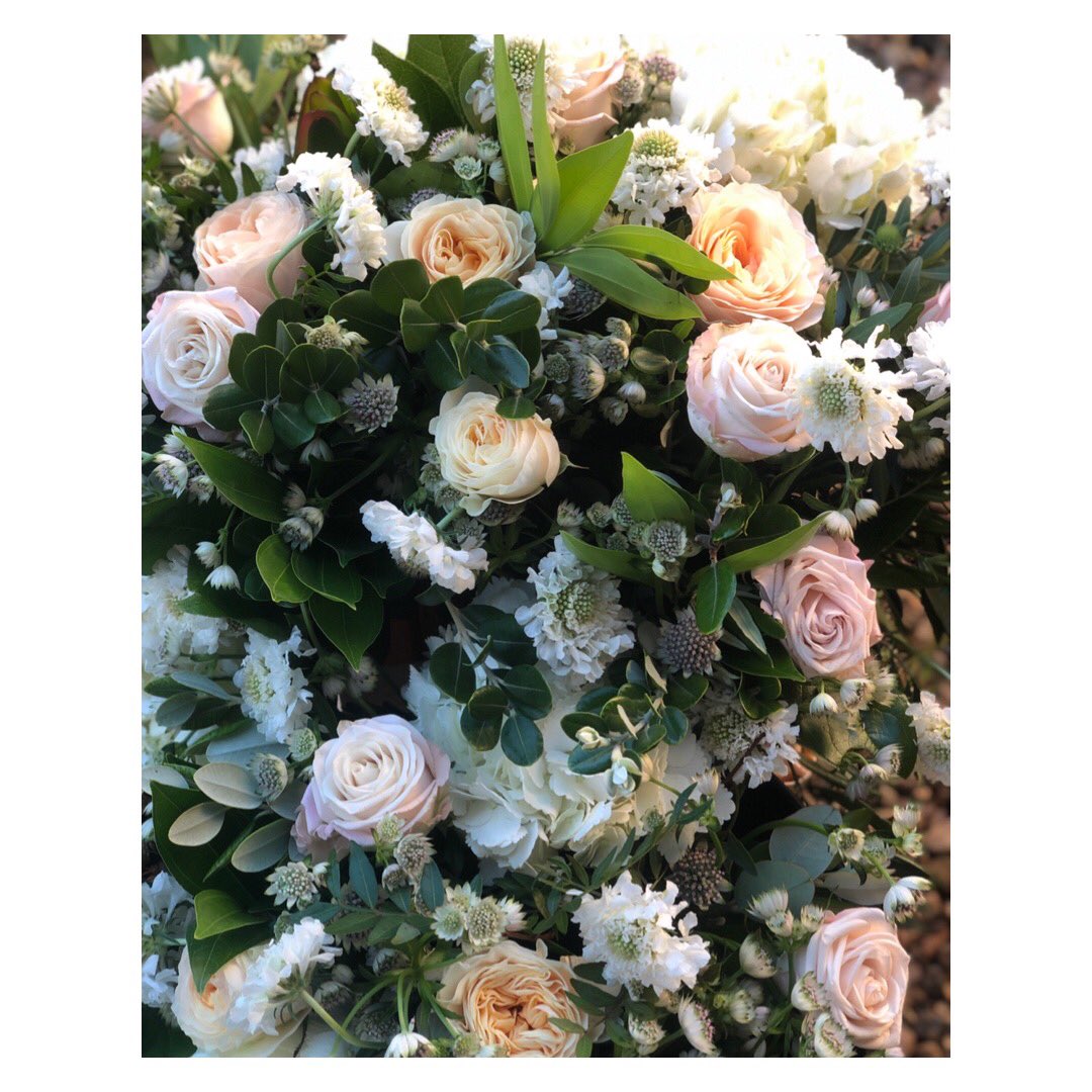 Flower deliveries 🌿 

Did you know we deliver bouquets each week, you can order via @clickitlocal or by contacting me direct on 

info@featherandferns.com 
07581214001

#alltheprettyflorals 
#bouquetoftheday 
#seaofflowers 
#playingwithpetals 
#floralstudio 
#floristofinstagram