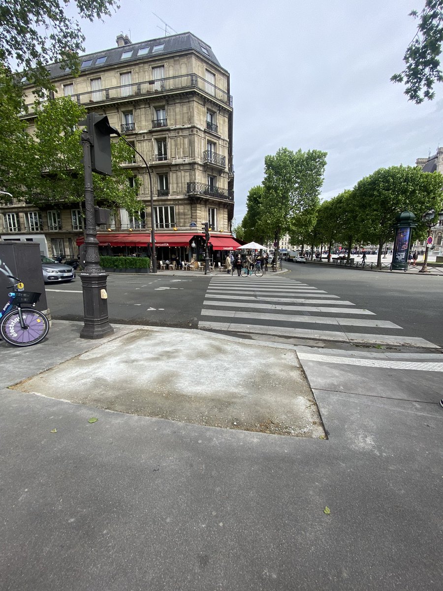 ssmindustries's tweet photo. @Paris @CheminNature Super! Amusez-vous avec pissenlit, les contribuables de #paris désirent savoir pourquoi vous avez bétonné la place de platane abattu près de @paris Hôtel de Ville, quai Gesvres? Est-ce platane aussi un victime de #saccageparis de #hidalgo #treehater ? Svp répondez. @parisjecoute https://t.co/vGKLPaZQQE