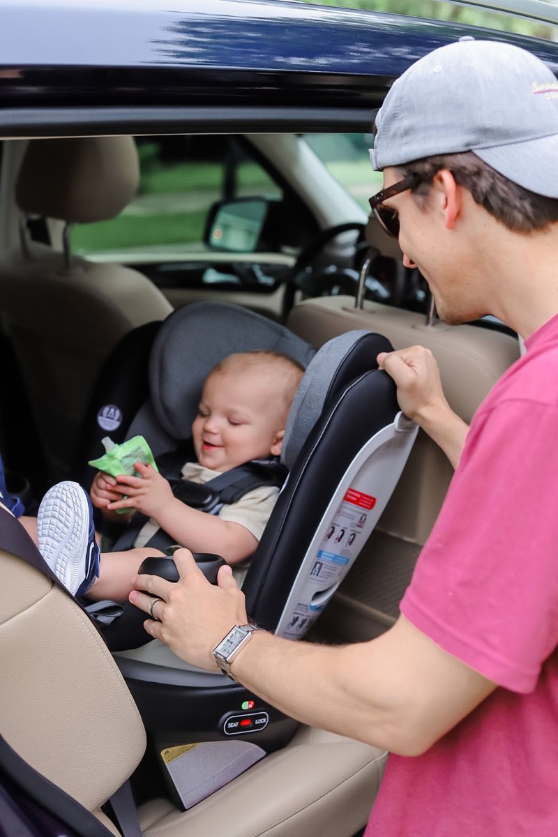 “The Revolve360 is the first 3-in-1 one seat that rotates 360 degrees from an American Brand. It’s a game changer! Can you imagine having a car seat that easily turned towards the door when getting your child out of the car?"🛒: bit.ly/3bPUGey 
📷 : happilyharperblog